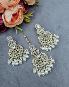 Pendientes de diseñador con circonita cúbica en forma de media luna y conjunto de mangtika, conjunto de joyería de moda para fiestas con piedras preciosas, cristales y perlas. - Product Image 2