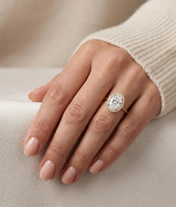 Anillo de compromiso de moissanita de oro amarillo de 14K con corte ovalado, halo oculto y engaste de puntas - Product Image 5
