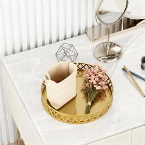 Plateau de table de luxe en or poli avec bordure à motif de treillis complexe – Élégant plateau de présentation rond en métal doré - Product Image 1