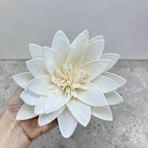 Flores de Madera Sola VADEE, Hechas a Mano, Sostenibles, Flor de Loto Blanca, Tamaño 8.5 CM, Varilla de Fibra Vegetal de Sesbania - Product Image 1