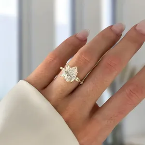 Anillo de Compromiso con Diamante Cultivado en Laboratorio, Corte Pera, en Oro Blanco con Piedras Laterales Marquise, Elegante Anillo de Novia Solitario para Mujer - Product Image 1