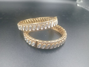 AMAIRA JEWELS SM-932 Brazalete de Oro Laminado para Mujer con Cristales de Corte Ovalado, Engaste de Canal y Piedras Polki, de Moda para Compromiso - Product Image 1