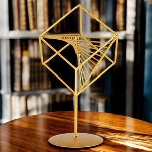 Objets de décoration de table géométriques élégants finis en or, idéaux pour la décoration intérieure, le salon moderne et les cadeaux. Vente en gros depuis l'Inde. - Product Image 1