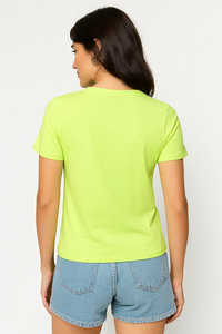 T-shirt tendance jaune-vert fluo pour femme, fabriqué au Pakistan, coupe ajustée avec logo personnalisé, idéal pour l'été – Vente en ligne - Product Image 2
