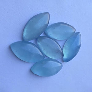 Gema suelta natural de aguamarina lechosa, cabujón, forma marquesa, calibrada, con base plana - Product Image 1