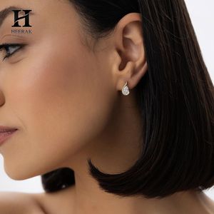 Boucles d'oreilles de luxe en forme de goutte d'eau, clous d'oreilles en diamant en forme de poire, bijoux minimalistes en or 14 carats pour femmes et usage quotidien - Product Image 3