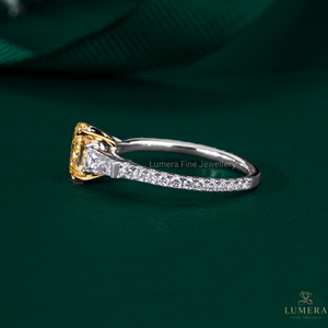 แหวนเพชรรูปไข่สีเหลืองแฟนซี 1.87 กะรัต ประดับเพชรด้านข้างทรงเรียว ทอง 18k ความใส VVS2 ได้รับการรับรอง แหวนแต่งงานสั่งทำพิเศษสุดหรู - Product Image 3