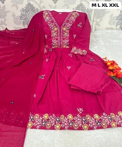 Kurta / Kurti traditionnel en coton pour femmes avec dupatta verte brodée, séchage rapide, protection solaire pour les occasions festives - SHAGUN 85246 - Product Image 4