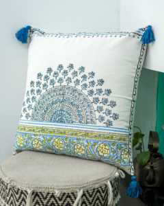 Housse de coussin florale indienne avec pompons bleus et bordure jaune, coussin décoratif bohème 18x18 16x16, mandala floral bleu et blanc - Product Image 1