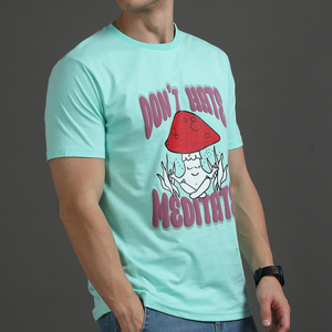 Camiseta con estampado en relieve para hombre, ofrece una calidad de fabricación superior, un estampado elegante en relieve, tacto suave y durabilidad. - Product Image 4