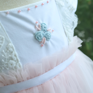 ชุดรอมเปอร์ทารกแรกเกิดทำด้วยมือสีส้ม2ชิ้นเสื้อผ้าบอดี้สูทด้านบนสั้นและหมวกปักด้วยมือสีขาว-Irina - Product Image 2