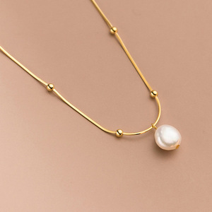 Collier en perles d'eau douce naturelles pour femmes, design minimaliste polyvalent, chaîne de clavicule de niche haut de gamme pour Instagram, vente en gros - Product Image 3