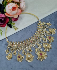 Ensemble de bijoux ethniques plaqué or avec collier à motif goutte d'eau, perles et franges, boucles d'oreilles et mangtika, pour réception de mariage, vente en gros - Product Image 2