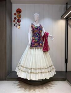Conjunto Tradicional Indio de Lehenga Choli, Seda Negra con Bordado Verde, Blusa Verde, Dupatta Roja, Ropa de Boda, Estilo Holgado hasta el Suelo para Mujer - Product Image 4