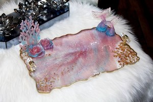 Plateau en résine sirène fait main : Plateau de vanité géode rose avec poignées dorées - Product Image 6