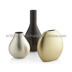 Jarrón de metal ofrece un atractivo decorativo elegante para salas de estar que exhiben arreglos florales coloridos con diseños únicos. - Product Image 2