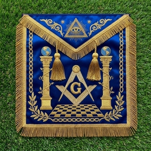 Badge en cuir bleu franc-maçon, œil tout-voyant brodé or, équerres et compas, pompons et franges, taille personnalisée - Product Image 1