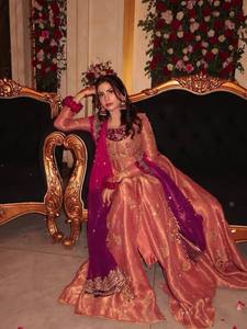 ชุดเดรส Anarkali ปักลายพีชสุดหรู พร้อมผ้าคลุมไหล่ สำหรับผู้หญิง ออกแบบโดยดีไซเนอร์ เหมาะสำหรับงานแต่งงาน งานเลี้ยง และงานพิธีต่างๆ ตกแต่งด้วยงานปักดิ้นทองและเลื่อม - Product Image 2