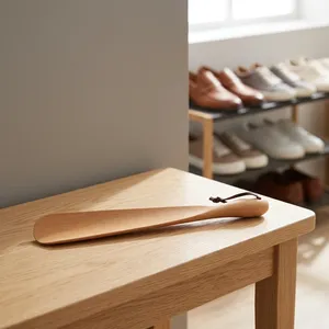 Chausse-pied en bois artisanal avec boucle en cuir, en bois de hêtre lisse, aide ergonomique pour l'enfilage des chaussures, accessoire de rangement pour entrée - Product Image 5