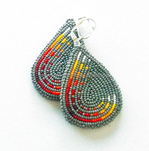 Boucles d'oreilles florales abstraites ethniques à la mode Style vintage perles brodées diamants avec crochets géométriques en forme de numéro - Product Image 1