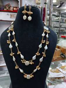 Ensemble de colliers de perles irrégulières à double rangée |   Bijoux indiens perlés dorés |   Coiffure Rani traditionnelle à plusieurs couches |   Collier de créateur - Product Image 6