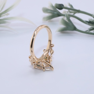 Bague de fiançailles vintage en or jaune avec diamant de laboratoire taille marquise, saphir vert inspiré de la nature en forme de feuille de vigne, halo caché, bijoux fins - Product Image 4