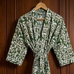 Kimono en coton imprimé à la main avec un motif floral unique, un touche de patrimoine culturel, col en V, design simple et imprimé floral - Product Image 1