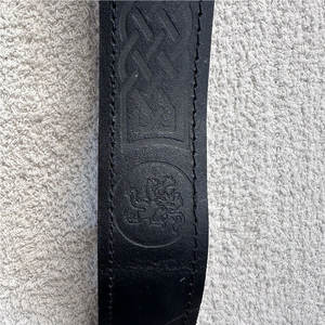 Cinturón de Cuero Escocés con León Rampante Grabado en Negro Sin Hebilla - Suministros de Fábrica Global de Moda - Product Image 5