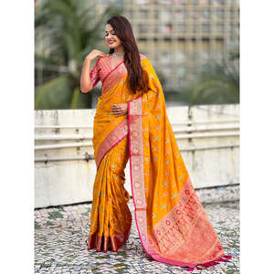 Sari Patola Ikkat en soie douce Zari tissée couleur moutarde Elite Weaves avec tissages contrastés, robes de soirée élégantes 600g - Product Image 1