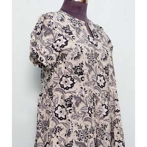 Robes en coton imprimées à la main pour femmes avec motifs floraux uniques et design magnifique, confortables pour les occasions spéciales - Product Image 5