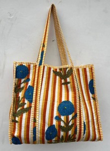 Bolso Tote Acolchado de Algodón con Estampado Floral, Bolso de Viaje Hecho a Mano para Fin de Semana - Product Image 3