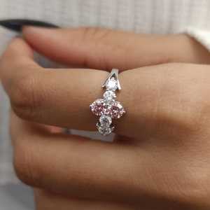Anillo de Compromiso con Diamantes Rosados de Corte Redondo, 0.21CT Cada Uno, Cultivados en Laboratorio, Oro Blanco de 14K, Regalo de Lujo para Novias - Product Image 2