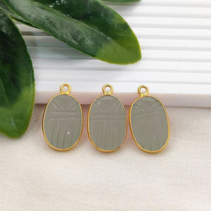 Colgante de escarabajo zafiro teñido tallado a mano, chapado en oro, con bisel tallado, colgante de mariquita de zafiro tallado, proveedor de joyería - Product Image 3