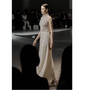 Nueva Colección de Vestidos Casuales para Mujer, Elegante Vestido Largo LILIAN con Cuello Halter, Corte Ajustado, Suavidad Mejorada, Apliques de Encaje y Cristales - Product Image 4