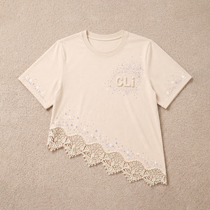 Chemisier beige oversize pour femme, à épaules tombantes et manches courtes, avec ourlet en dentelle ornée et motif en strass scintillants personnalisé, haut décontracté OEM - Product Image 3