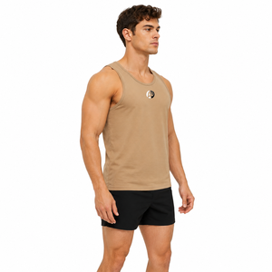 Camiseta sin mangas para hombre de estilo minimalista que combina tela suave con una construcción duradera para un uso prolongado en sesiones de fitness y paseos de verano, ideal para el uso diario. - Product Image 4