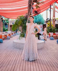 Hermosa prenda artesanal con delicado encaje de cuerda, escote en V profundo, mangas con volantes y silueta fluida en línea A, una pieza que realza la figura de una verdadera diosa. - Product Image 1