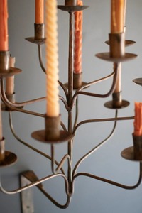 Elegante candelabro de pared de hierro con forma elegante, decoración para el hogar, diseño duradero a precio económico. - Product Image 2