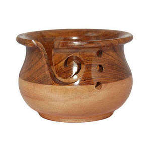Cuenco de madera rústico de diseño único, organizador de hilo hecho a mano con superficie lisa para tejer y hacer ganchillo, disponible para la venta. - Product Image 4