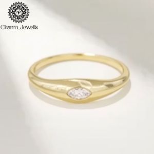 Bague de fiançailles unisexe classique Charm_Jewells en argent plaqué or 22 carats avec moissanite taille coussin, sertie à griffes, certifiée IGI, 3 grammes - Product Image 2