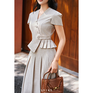 Ensemble deux pièces élégant pour femme du Vietnam : Haut asymétrique beige à volants et jupe midi plissée – Style décontracté et bureau – ODM OEM DYLAN - Product Image 4