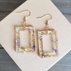 Fabricant en gros de bijoux en résine : Boucles d'oreilles pendantes en résine pour femmes, collection 2026, avec de nouveaux designs – Accessoires de mode très tendance - Product Image 1