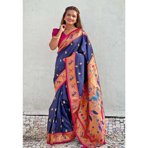 Sari de Seda Paithani Chandrakor Azul Marino Elite Weaves con Tejido Zari en Contraste, Ropa India y Pakistaní - Product Image 1