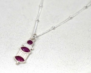 Colgante de Plata de Ley 925 con Tres Rubíes, Estilo Bohemio, Hecho a Mano, Joyería para Mujer para Fiestas y Eventos - Product Image 4