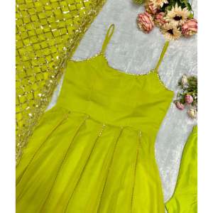 Robe de soirée en satin faite main par Valam Fashion, coupe trapèze, avec décolleté en U, dupatta, design simple, taille naturelle, idéale pour les fêtes - Product Image 1