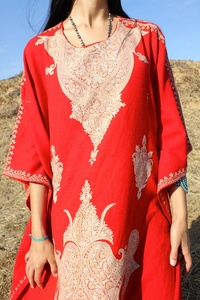 Caftán Kashmirí Hecho a Mano con Bordado, 100% Algodón, Color Rojo, Bordado Intenso, Largo hasta el Suelo, Estilo Casual - Product Image 3