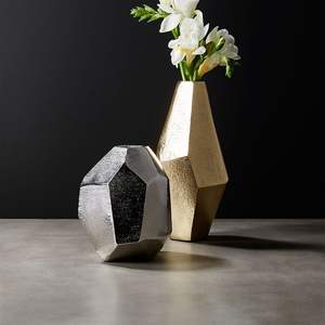 Florero Metálico Radiante para Decoración Interior Brillante, Soporte Impresionante para Arreglos Florales con Acabado Pulido - Product Image 1