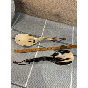 Juego de servidores de ensalada de cuerno artesanales con patrón marmoleado natural y correa de cuero para una vajilla elegante - Product Image 6