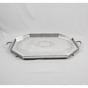 Plateau décoratif en argent, forme géométrique, design traditionnel, poignée gravée, pièce unique, artisanat métallique - Product Image 1