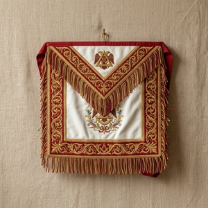 Badge maçonnique de luxe personnalisé à coudre, en tissu blanc 3D carré, brodé or, avec rabat en V et franges - Product Image 1